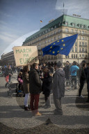 PEOPLE - March of Europe: In Berlin demonstrieren 4000 Menschen für Europa