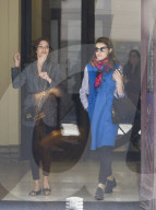 PEOPLE - Königin Letizia mit ihrer Stylistin Eva in Madrid am Bummeln