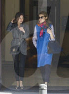 PEOPLE - Königin Letizia mit ihrer Stylistin Eva in Madrid am Bummeln