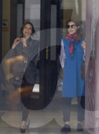 PEOPLE - Königin Letizia mit ihrer Stylistin Eva in Madrid am Bummeln