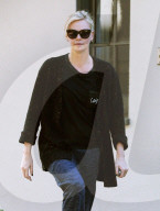 EXKLUSIV - Charlize Theron muss ihre kleine August einfangen