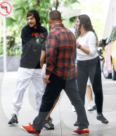 PEOPLE - Louis Tomlinson wird von Fans umgarnt