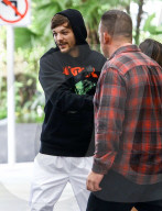 PEOPLE - Louis Tomlinson wird von Fans umgarnt