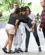 PEOPLE - Louis Tomlinson wird von Fans umgarnt
