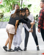 PEOPLE - Louis Tomlinson wird von Fans umgarnt