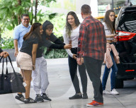 PEOPLE - Louis Tomlinson wird von Fans umgarnt