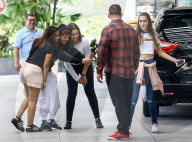 PEOPLE - Louis Tomlinson wird von Fans umgarnt