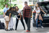 PEOPLE - Louis Tomlinson wird von Fans umgarnt