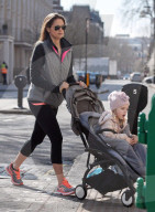 EXKLUSIV - Prinzessin Madeleine schiebt klein Leonore durch London (Fotos vom 08.März)