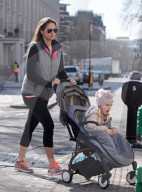 EXKLUSIV - Prinzessin Madeleine schiebt klein Leonore durch London (Fotos vom 08.März)