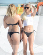 PEOPLE - Kate England und Naomi Wood sonnen sich in Miami