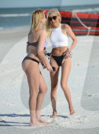 PEOPLE - Kate England und Naomi Wood sonnen sich in Miami
