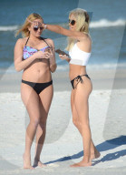 PEOPLE - Kate England und Naomi Wood sonnen sich in Miami