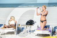 PEOPLE - Kate England und Naomi Wood sonnen sich in Miami