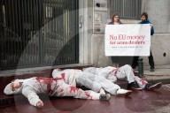 NEWS - Brüssel: Blutiger Protest: Friedensaktivisten vor dem EDA
