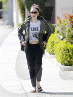 PEOPLE - Lily Collins auf dem Weg in den Beauty Salon