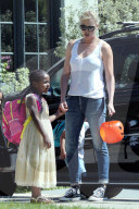 PEOPLE - Charlize Theron besucht mit den Kids eine Eisdiele in Los Angeles
