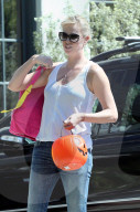 PEOPLE - Charlize Theron besucht mit den Kids eine Eisdiele in Los Angeles