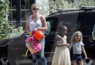 PEOPLE - Charlize Theron besucht mit den Kids eine Eisdiele in Los Angeles