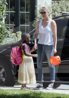 PEOPLE - Charlize Theron besucht mit den Kids eine Eisdiele in Los Angeles