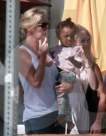PEOPLE - Charlize Theron besucht mit den Kids eine Eisdiele in Los Angeles