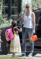 PEOPLE - Charlize Theron besucht mit den Kids eine Eisdiele in Los Angeles