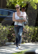 PEOPLE - Charlize Theron besucht mit den Kids eine Eisdiele in Los Angeles