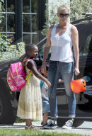 PEOPLE - Charlize Theron besucht mit den Kids eine Eisdiele in Los Angeles