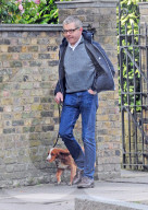 EXKLUSIV - Rowan Atkinson spaziert mit seiner Louise und dem Hund durch London
