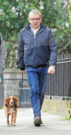 EXKLUSIV - Rowan Atkinson spaziert mit seiner Louise und dem Hund durch London