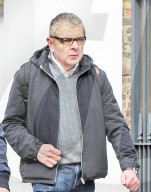 EXKLUSIV - Rowan Atkinson spaziert mit seiner Louise und dem Hund durch London