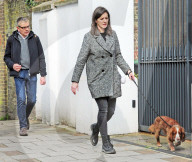 EXKLUSIV - Rowan Atkinson spaziert mit seiner Louise und dem Hund durch London