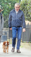 EXKLUSIV - Rowan Atkinson spaziert mit seiner Louise und dem Hund durch London