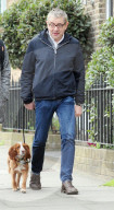 EXKLUSIV - Rowan Atkinson spaziert mit seiner Louise und dem Hund durch London