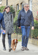 EXKLUSIV - Rowan Atkinson spaziert mit seiner Louise und dem Hund durch London