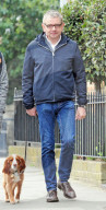 EXKLUSIV - Rowan Atkinson spaziert mit seiner Louise und dem Hund durch London