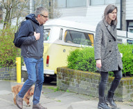 EXKLUSIV - Rowan Atkinson spaziert mit seiner Louise und dem Hund durch London