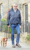 EXKLUSIV - Rowan Atkinson spaziert mit seiner Louise und dem Hund durch London
