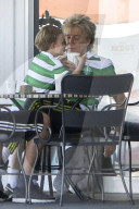 PEOPLE - Rod Stewart geht mit seinem kleinen Sohn Kaffeetrinken