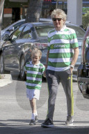 PEOPLE - Rod Stewart geht mit seinem kleinen Sohn Kaffeetrinken