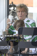 PEOPLE - Rod Stewart geht mit seinem kleinen Sohn Kaffeetrinken