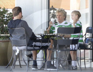 PEOPLE - Rod Stewart geht mit seinem kleinen Sohn Kaffeetrinken