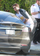 PEOPLE - Ashton Kutcher mit seiner kleinen Tochter unterwegs