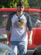 PEOPLE - Ashton Kutcher mit seiner kleinen Tochter unterwegs