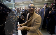 PEOPLE - John Legend spielt am Elton John Piano in St. Pancras Station in London