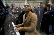 PEOPLE - John Legend spielt am Elton John Piano in St. Pancras Station in London