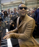 PEOPLE - John Legend spielt am Elton John Piano in St. Pancras Station in London