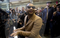 PEOPLE - John Legend spielt am Elton John Piano in St. Pancras Station in London