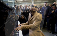 PEOPLE - John Legend spielt am Elton John Piano in St. Pancras Station in London
