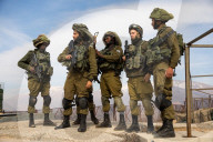 EXKLUSIV - Israelische Soldaten patrouillieren an der libanesischen Grenze
